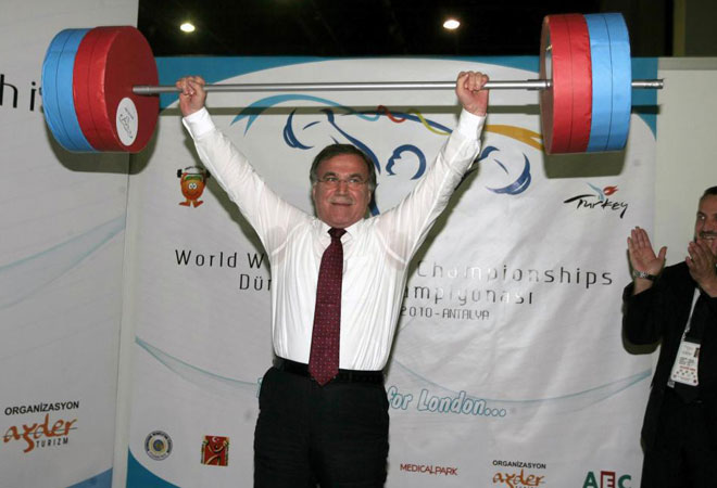 El Parlamentario turco Mehmet Ali Sahin particip en la ceremonia de apertura de los Mundiales de halterofilia.