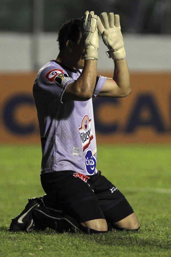 Luis Contreras, portero de el C. D. FAS, lamentndose tras encajar un gol en la COCACAF Champions League ante el Olimpia de Honduras.