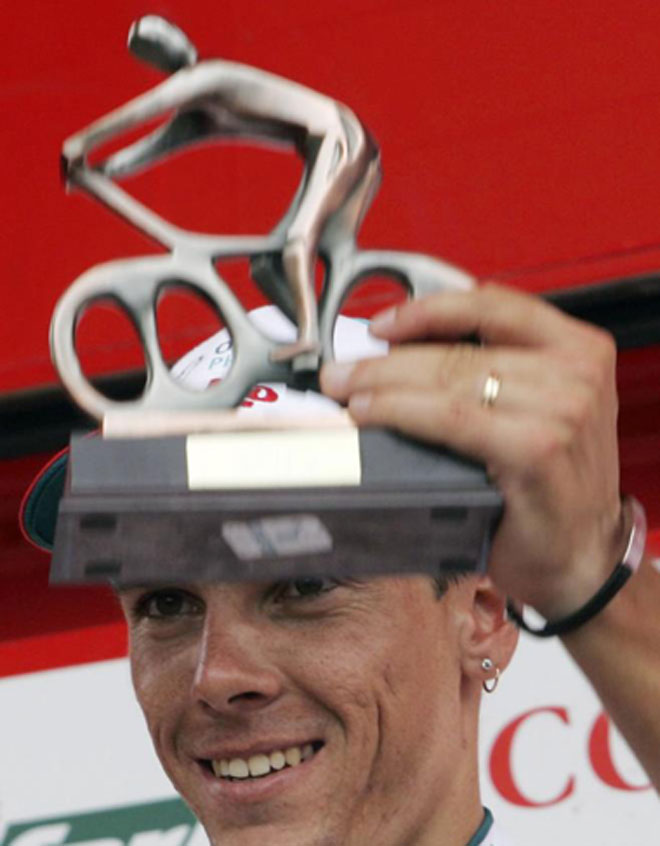 Philippe Gilbert vencedor de la decimoctava etapa de La Vuelta de Espaa con su trofeo.