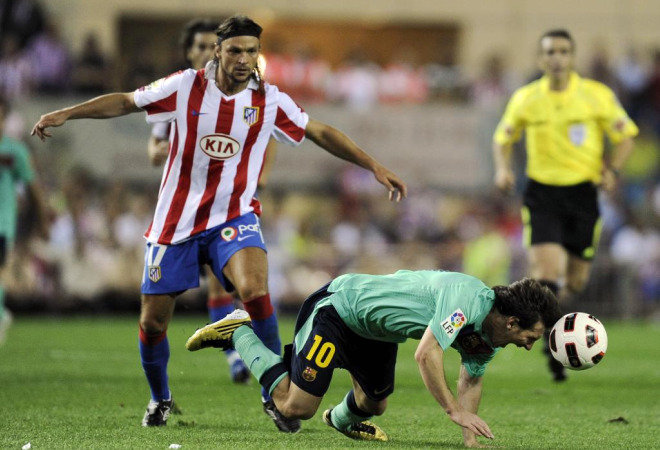 En el descuento del Atltico-Barcelona, Messi se marchaba a la contra cuando Ujfalusi le derrib con una dura entrada al tobillo.