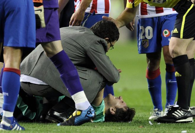El doctor Pruna atendi a Messi en el csped del Caldern, donde todos estuvieron pendientes del argentino.