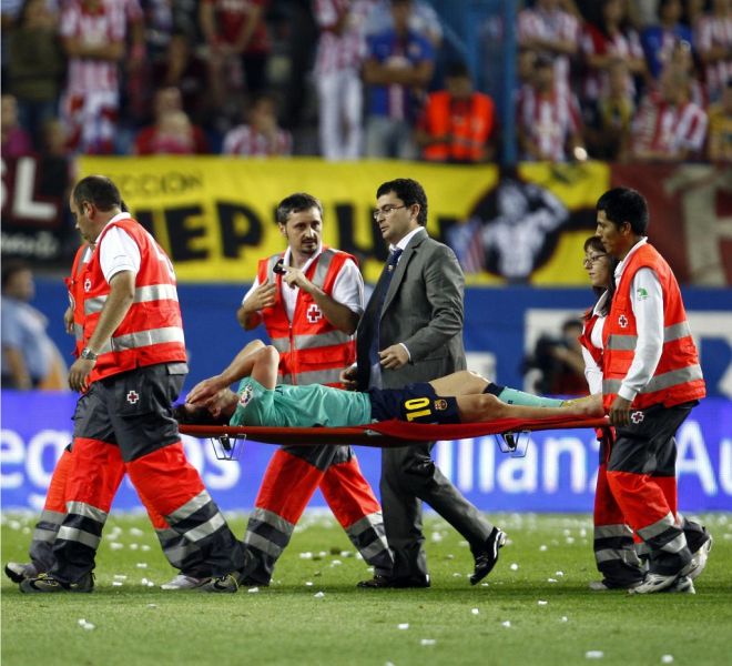 Messi se fue muy preocupado del csped, en camilla y con las manos en la cabeza.