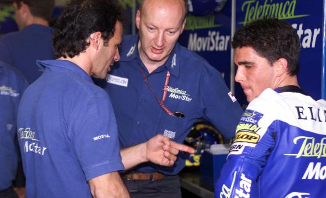 Toni sac a relucir su talento en el MoviStar Jnior Team en 2001 y llegaron los primeros resultados. En el GP de Francia subi a un podio del Mundial por primera vez en su carrera deportiva, convencindose entonces de su potencial.