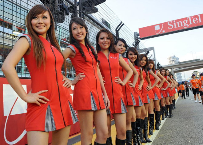 Un grupo de grid girls en el circuito de Singapur en el que se disputa un Gran Premio de Frmula 1.