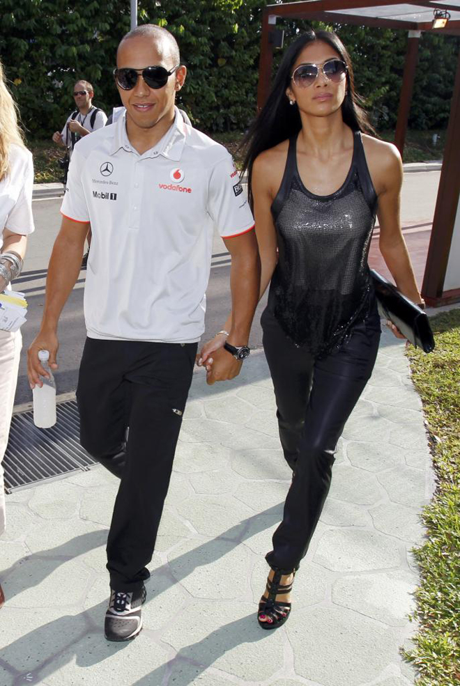 El piloto Lewis Hamilton llegando al circuito de Singapur junto a su novia Nicole Scherzinger, cantante de las Pussycat Dolls.