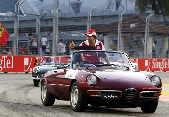 Fernando Alonso da una vuelta de presentacin en un super modelo antiguo, momentos antes de que comenzara la carrera de Frmula 1 en Singapur.