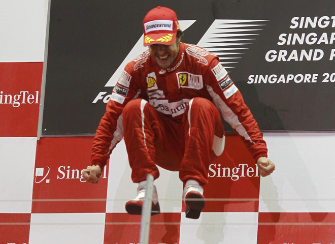 Fernando Alonso ha vencido en el Gran Premio de Singapur y en el podio no ha podido evitar hacer 'un record' en salto.