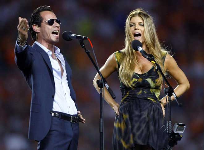 Marc Anthony (marido de Jennifer Lpez) y Fergie interpretando el himno de Estados Unidos en los prolegmenos del partido de la NFL entre Dolphins y Jets.