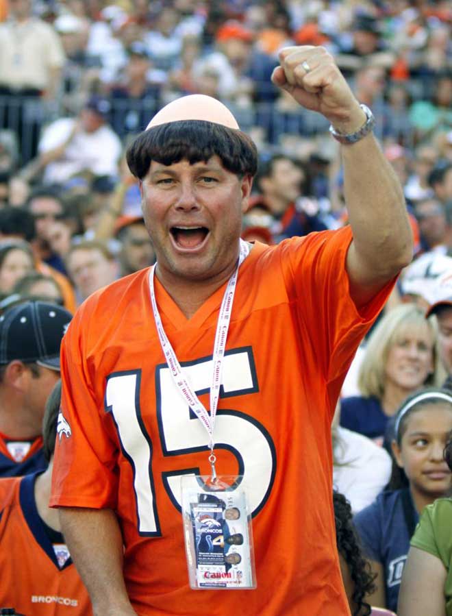 Un seguidor de los Denver Broncos imitando el corte de pelo de su dolo, el quarterback Tim Tebow.