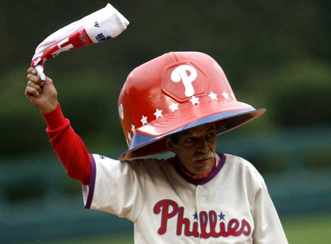 Un aficionado de los Philadelphia Phillies con un curioso y gran casco.