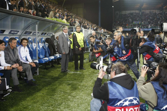 Los medios grficos captan la imagen de Mourinho en el banquillo del estadio francs.