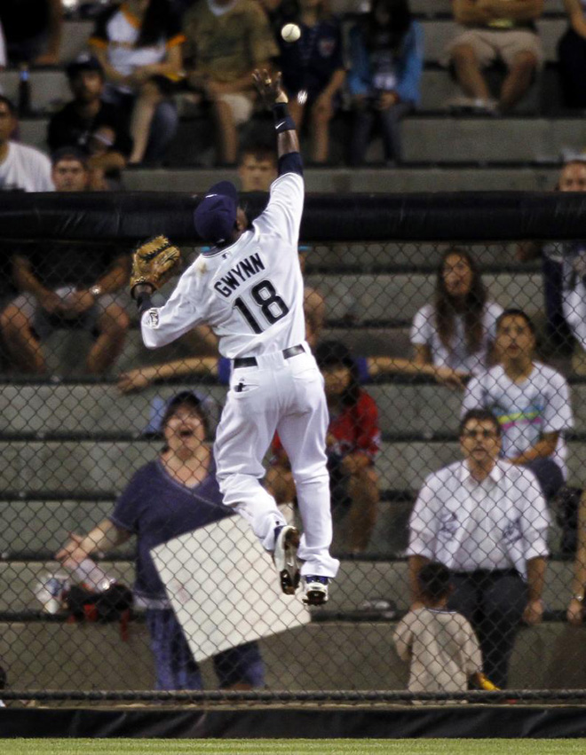 Tony Gwynn, jugador de los San Diego Padres de las Grandes Ligas de bisbol, haciendo lo imposible para atrapar una pelota bateada por Blake DeWitt (Cubs).