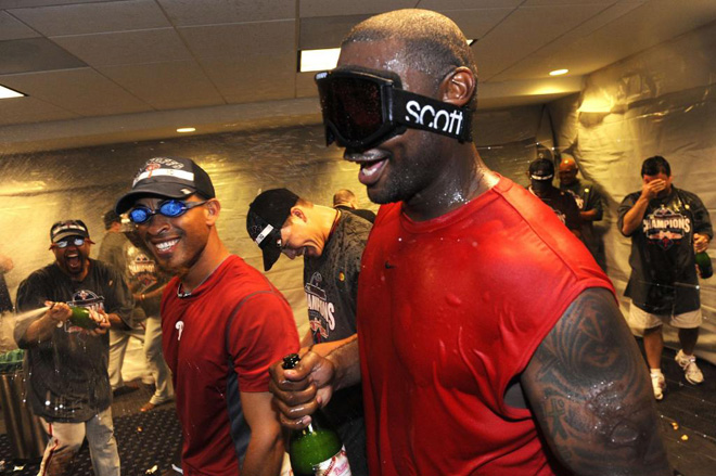 Ryan Howard celebrando junto a sus compaeros de los Philadelphia Phillies de las Grandes Ligas de bisbol su triunfo por en el ttulo de divisin.