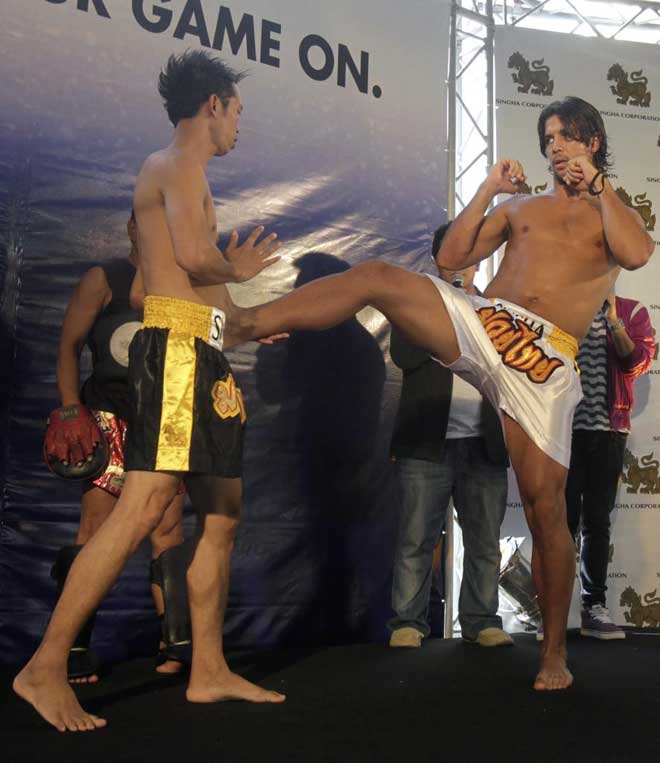 El tenista Fernando Verdasco, que se encuentra en Bangkok para participar en el Open de Tailandia, aprovech para practicar un poco de thai boxing.