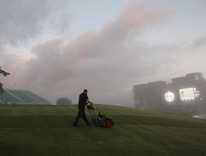 Un operario prepara el green del hoyo 18 del Celtic Manor donde Europa y Estados Unidos se jugarn la Ryder Cup a partir del viernes.