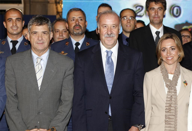 El seleccionador nacional, Vicente del Bosque, y el presidente de la RFEF, ngel Mara Villar, asistieron a la Gala de entrega de Premios del Ejercito del Aire 2010, en la que tambin estuvo la Ministra de Defensa, Carme Chacn.