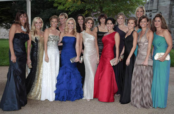 Las novias y esposas de los miembros del equipo estadounidense de la Ryder posan en la cena de gala celebrada en el Castillo de Cradiff (wales).