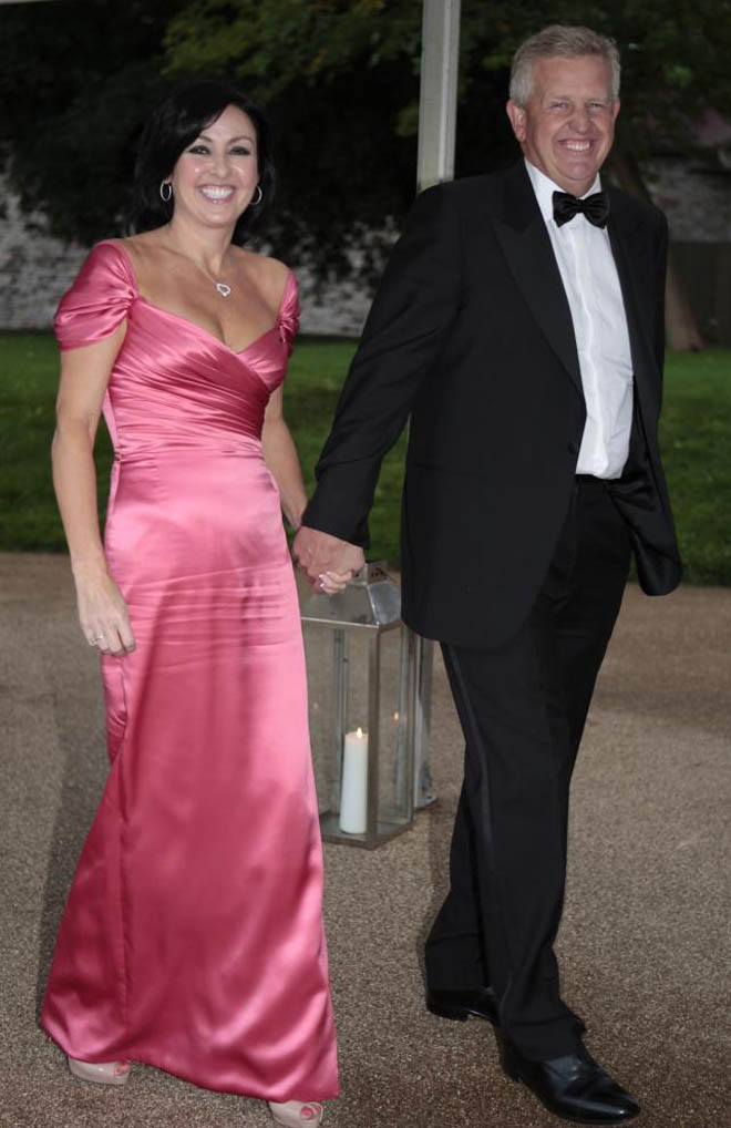 El capitn del equipo europeo de la Ryder el gals Colin Montgomery acude con su esposa Gaynor a la cena de gala en el Castillo de Cardiff (Wales)