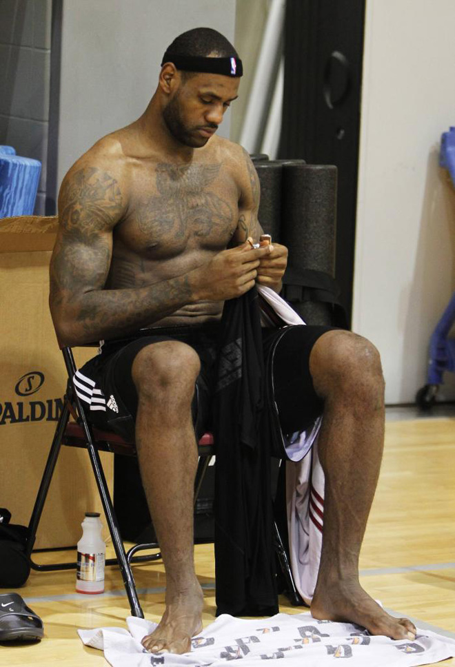 LeBron James, estrella de los Heat, durante la sesin de entrenamiento de su equipo en una base militar.