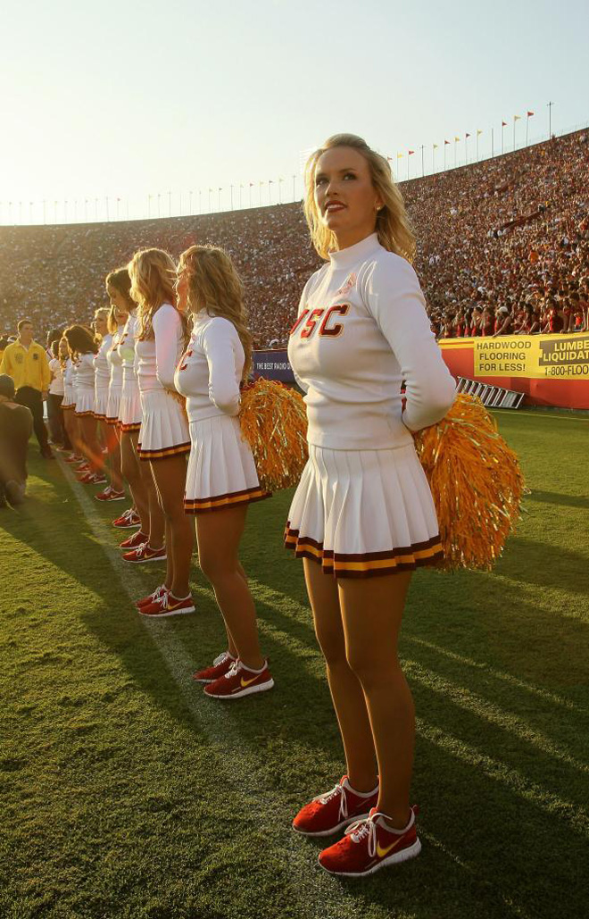 Las cheerleaders de la Universidad del Sur de California animando a su equipo de ftbol americano en un partido de la NCAA contra la Universidad de Washington.