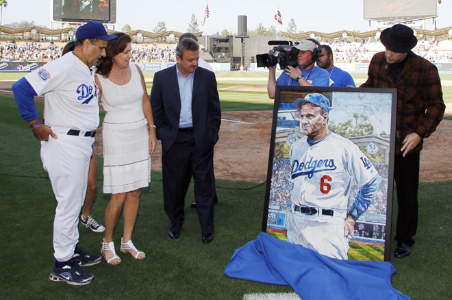Joe Torre, manager de Los Angeles Dodgers de la MLB, recibiendo un retrato suyo durante una ceremonia para conmemorar su retirada.
