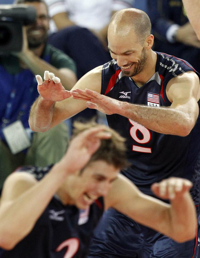 Los norteamericanos Priddy y Rooney celebran la victoria de Estados Unidos sobre Francia dentro del Campeonato del Mundo de Voleibol que se celebra en Roma.