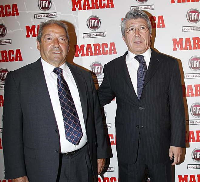 El presidente del Atltico de Madrid, en la foto junto al ex futbolista Collar, tambin asisti a los premios MARCA