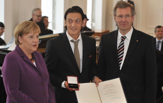 Cada uno de los internacionales de la seleccin alemana de ftbol recibi una hoja de plata laureada, de manos de la canciller Angela Merkel.