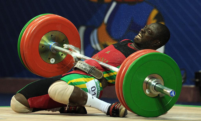 Seth Degbe Fetrie, halterfilo de Ghana, sufri este percance durante los Juegos de la Commonwealth.