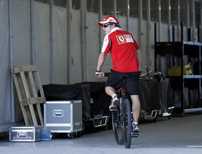 Fernando Alonso, piloto de Ferrari, montando en bicicleta inspeccionando el circuito de Suzuka.
