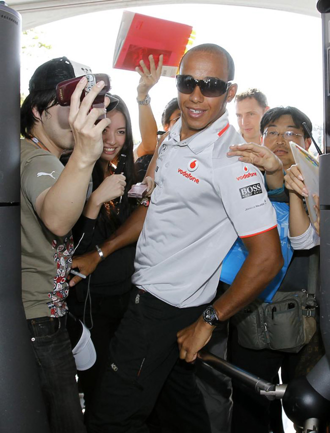 Lewis Hamilton, piloto de McLaren-Mercedes, ingenindoselas para poder pasar el circuito de Suzuka.