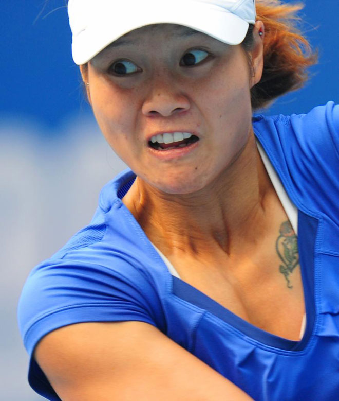 La tenista china Li Na, con algunos problemas en su pierna, durante el partido del Open de China que la enfrent a la alemana Angelique Kerber.