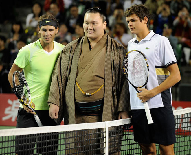 Hakuho, la gran estrella del sumo, posando junto a Rafael Nadal y el canadiense Milos Raonic en los prolegmenos de su partido del Open de Japn.