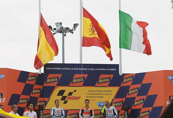 Un podio muy triste a pesar de estar los tres ms grandes de MotoGP. Acaba de morir Tomizawa.