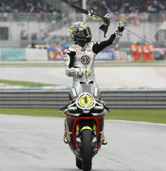 Nada ms conquistar el campeonato del mundo de Moto2. Elas tune su mono y su moto y comenz a lucir el nmero 1.