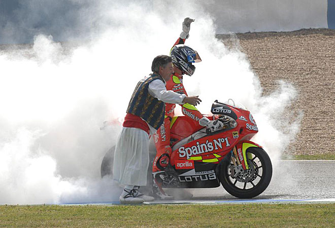 Pese a ser favorito en la categora por su gran ao anterior, an no haba conseguido la victoria en 250cc. La logr en la primera carrera de 2006, en Jerez.