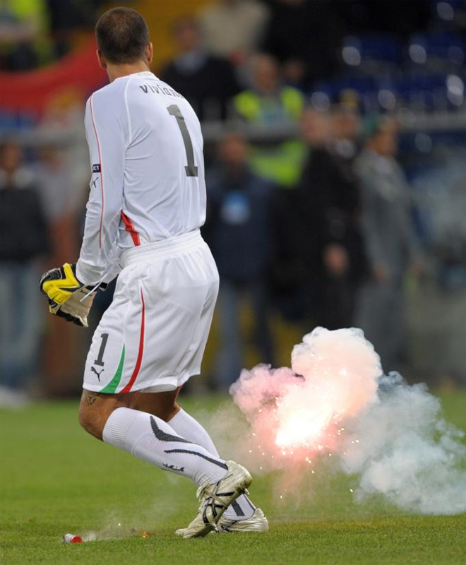 Una bengala estuvo a punto de impactar en el portero de Italia, Emiliano Viviano. Ah se acab el partido.