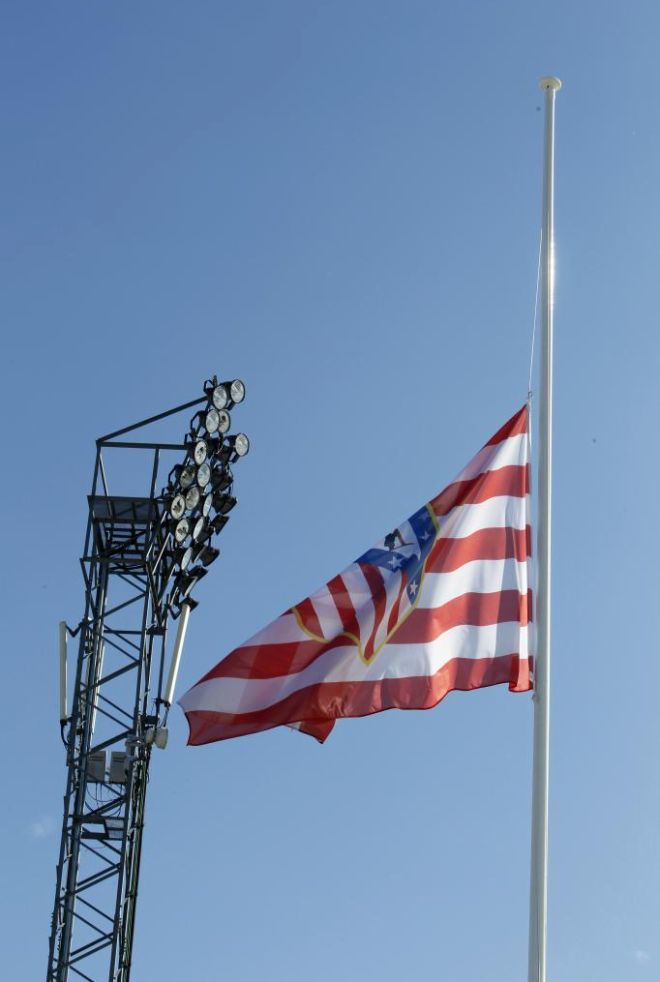 Las banderas ondeaban este mircoles a media asta en la Ciudad Deportiva de Majadahonda por la muerte de Juan Carlos Arteche, ex jugador del Atltico de Madrid, a los 53 aos de edad.