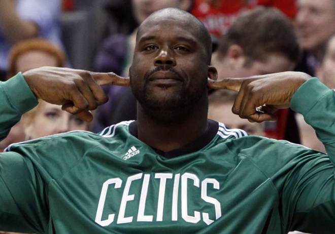 Shaquille O'Neal se tapa los odos en un gesto 'simptico' hacia el pblico en el momento que se menciona su nombre en el duelo de pretemporada de Boston Celtics ante Toronto Raptors.
