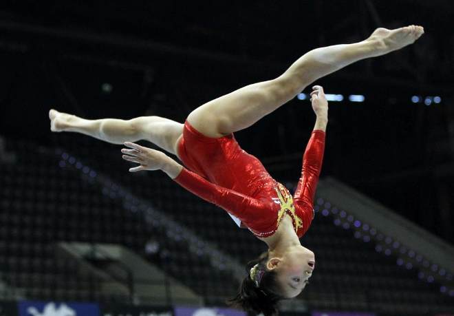 As es como de de ver al resto del mundo la joven gimnasta china Sui Lu, que haca gala de sus grandes habilidades en plena disputa del Mundial de Gimnasia arttstica en Roterdam.