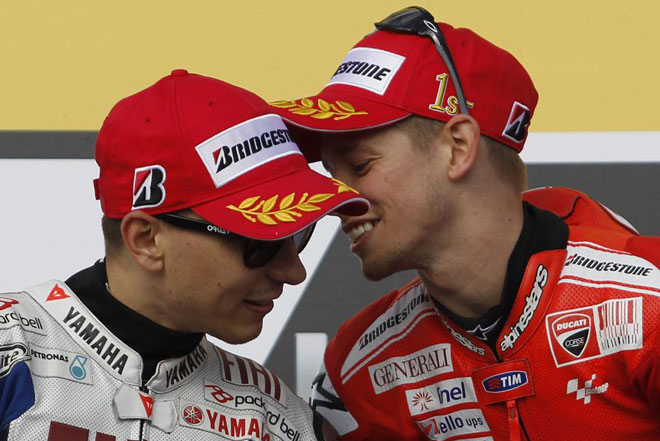 Jorge Lorenzo y Casey Stoner compartiendo confidencias en el podium del Gran Premio de Australia.