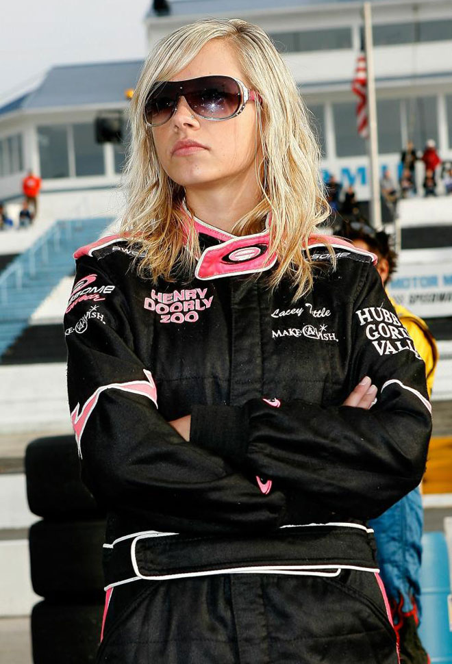 Lacey Tuttle, joven piloto de 21 aos, preparndose para participar en la NASCAR Drive for Diversity Combine.