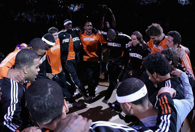 Los jugadores de los Suns animndose antes de afrontar su partido de pretemporada contra Golden State.