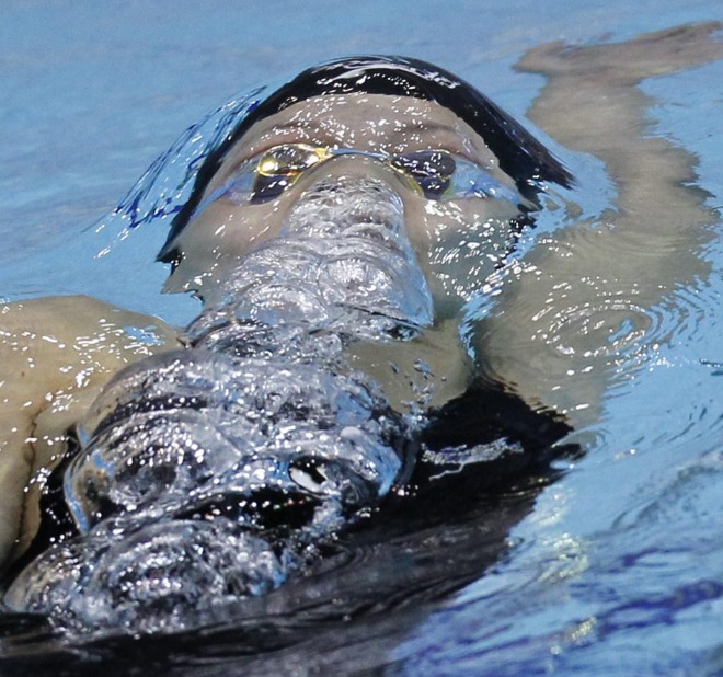 La japonesa Aya Terakawa nada los 200 metros espalda durante la final de la FINA Swimming World Cup en Tokio. Terakawa logr dos oros en la reunin.