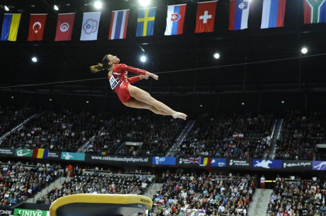 La estadounidense Alicia Sacramone realiza un salto en los Campeonatos del Mundo de Gimnasia artstica, que se disputan en Rotterdam.