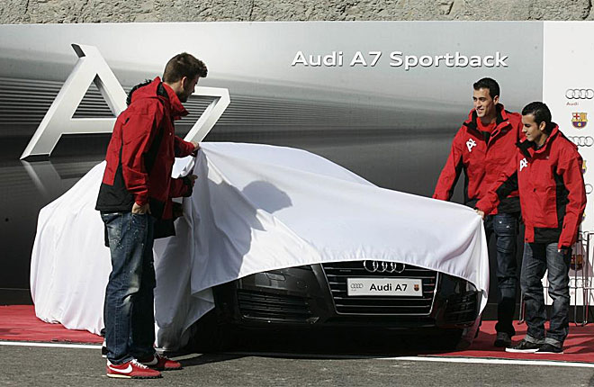 Piqu, Pedro y Busquets descubren el nuevo Audi A7 Sportback durante la entrega de los nuevos coches de la marca alemana a los jugadores del Bara.