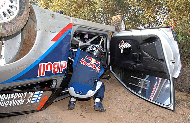 El ex campen de Frmula 1 Kimi Raikkonen no va a competir en el Rally de Espaa tras sufrir un accidente con su Citron este jueves antes del inicio de la prueba.