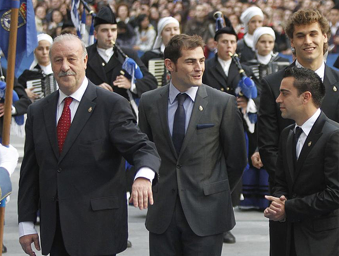 Xavi acudi en nombre de los internacionales culs y Casillas estuvo junto Sergio Ramos respresentando al conjunto blanco.
