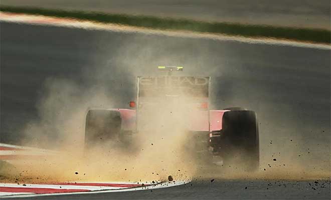 Al igual que le pas el viernes, y como le ha pasado a otros pilotos, Alonso lleg a salirse de pista y levantar una polvareda.
