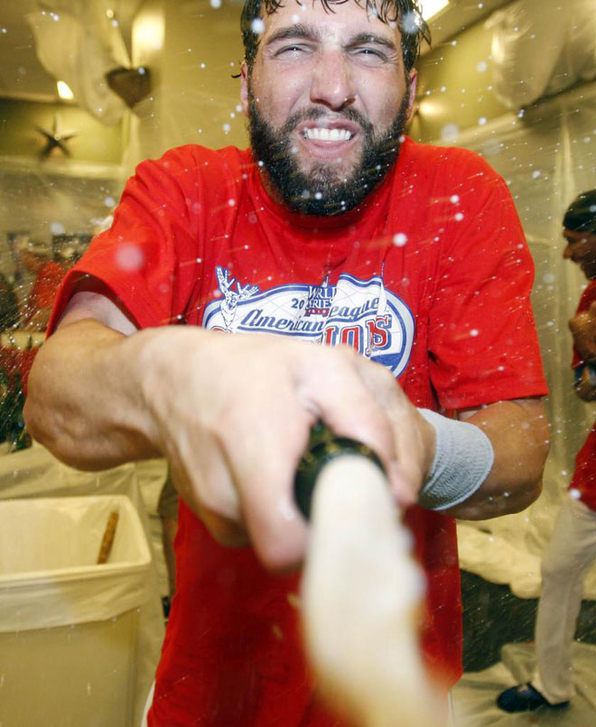 Jeff Francoeur (Texas Rangers) celebrando en el vestuario el triunfo de su equipo en la American League de las Grandes Ligas de bisbol.